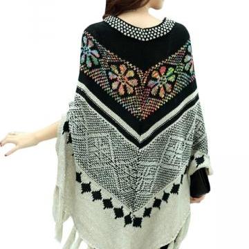 Ladies Geometric Patterned Tassel Pullover Sweater..